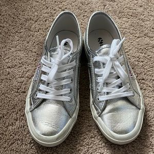 Like new silver Superga sneakers in great condition!